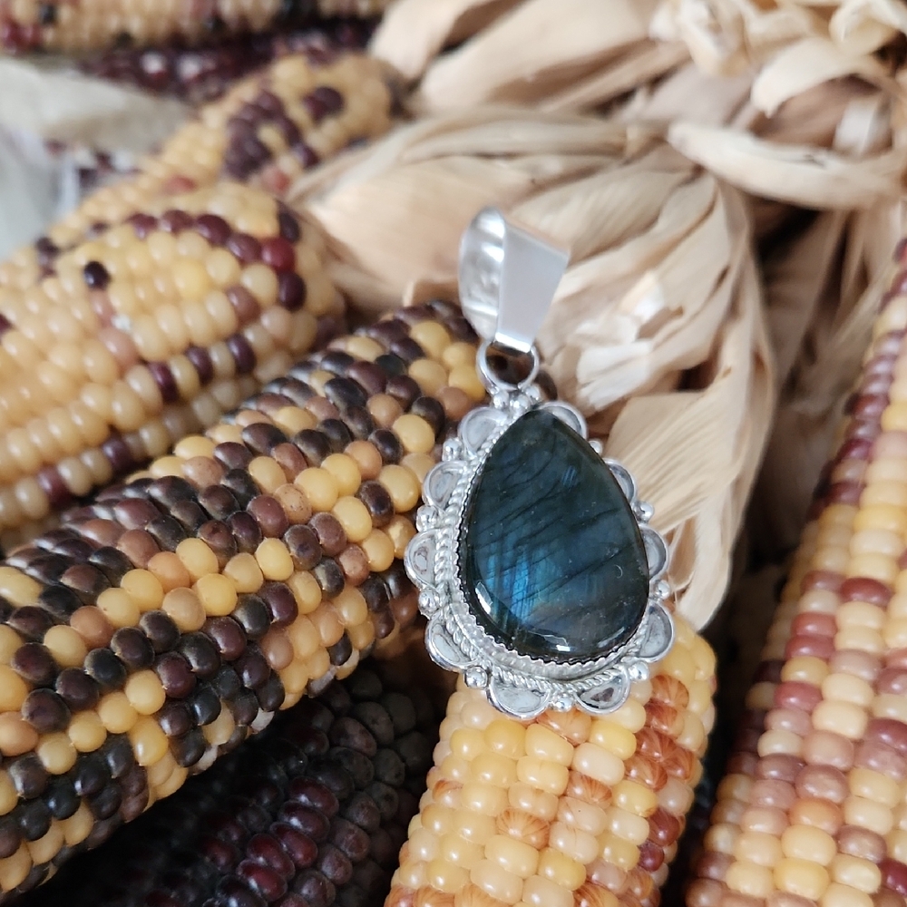 Gorgeous NWOT Native American Iridescent Labradorite Pendant 💙🖤🩶💚